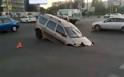 Игорь Бабушкин - В Астрахани универсал Lada Largus ушел под асфальт - zr.ru - Астрахань - Астраханская обл.