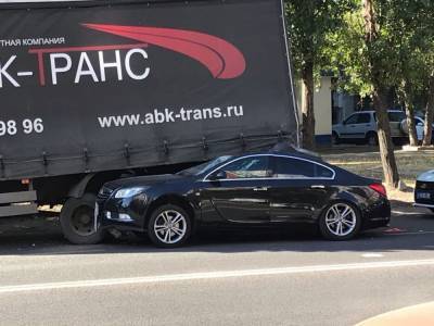 На видео попало, как автомобилистка на «Опеле» въехала в грузовик в Воронеже - moe-online.ru - Воронеж