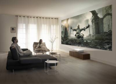 Samsung представил ультракороткофокусный лазерный 4K-проектор The Premiere, который можно размещать прямо перед экраном - itc.ua