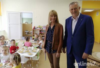 Александр Дрозденко - Светлана Журова - Александр Дрозденко в новом детсаду Новогорелово: Всё тут хорошо приспособлено для детей, а воспитатели молодые – красивые - online47.ru - Ленинградская обл.