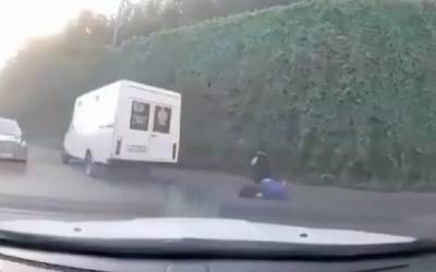 В Днепре на ходу из маршрутки выпал пассажир, кадры: "встал, собрал вещи и..." - dnepr.politeka.net - Днепр