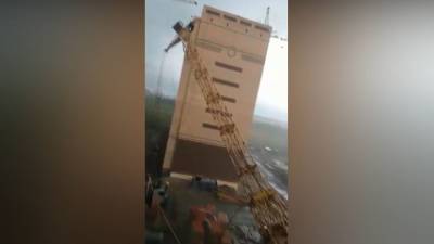 Рабочие сняли на видео падение башенных кранов в Тюмени - vesti.ru - Тюмень