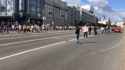 Несколько тысяч человек принимают участие в Московском марафоне. - riafan.ru - Москва
