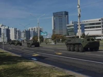 Александр Лукашенко - Военные, силовики и БТРы стягиваются в центр для защиты Минска от граждан - sobesednik.ru - Белоруссия - Минск