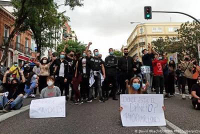 Пандемия: в Мадриде протестовали против карантина в бедных районах города - unn.com.ua - Киев - Испания - Мадрид
