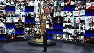 "Эмми-2020": лучшим комедийным сериалом стал "Шиттс Крик" - bbc.com