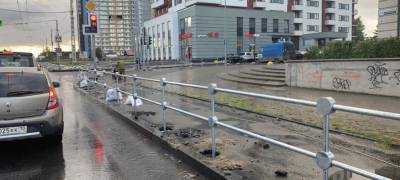 После установки ограждения на проспекте в Петрозаводске новые тротуары остались с дырами (ФОТОФАКТ) - stolicaonego.ru - Петрозаводск - республика Карелия