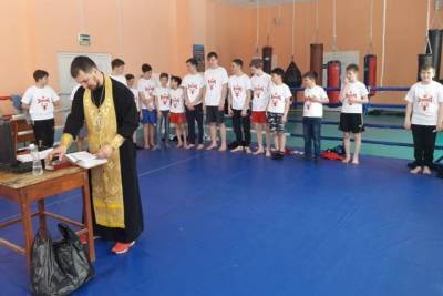 Сменил боксерские перчатки на рясу. Священник учит подростков быть сильными - hab.aif.ru - Николаевск - Невельск