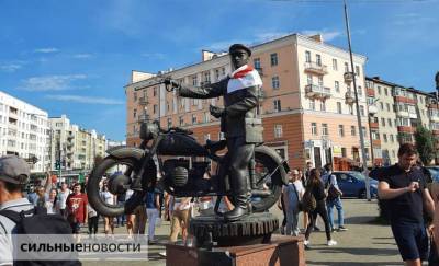 «Суд был, повестки не было, а ты все равно виноват». Гомельчанина, который надел бело-красно-белый флаг на памятник милиции, оштрафовали - gomel.today - Гомель