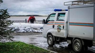 Большая вода: Жители затопленного поселка в Хабаровском крае отказываются уезжать - 5-tv.ru - Хабаровский край