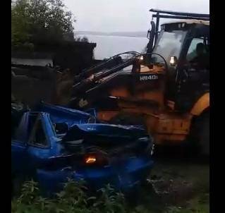 На Таватуе сын бизнесмена с Ямала раздавил своим трактором машину помощника - znak.com - респ. Алтай - Новоуральск