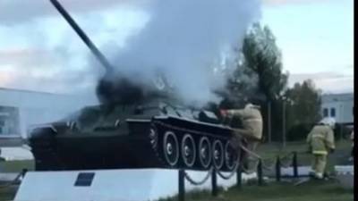 В Нижегородской области вандалы подожгли памятник - танк Т-34 - piter.tv - Россия - Нижегородская обл.