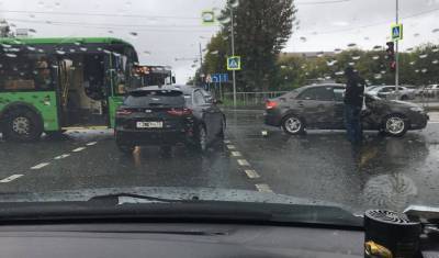 Автобус №30 врезался в KIA на улице Луначарского в Тюмени - nashgorod.ru - Тюмень