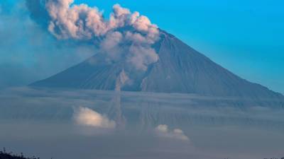 Столб 10 метров, пепел засыпал все вокруг: в Эквадоре проснулся вулкан Сангай - vesti.ru - Эквадор - Гуаякиль