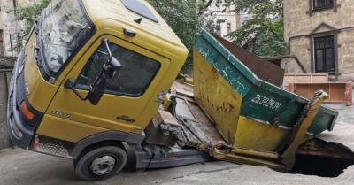 ФОТО, ВИДЕО: На улице Рудольфа в яму провалился автомобиль - rus.delfi.lv - Рига - Латвия