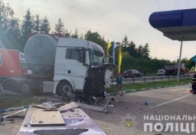 В Хмельницкой области грузовик въехал в легковушку - пострадали четверо взрослых и трое детей - facenews.ua - Хмельницкая обл. - Одесская обл.