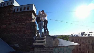 Сергей Довлатов - В Санкт-Петербурге молодой человек и девушка сорвались с крыши - 1tv.ru - Санкт-Петербург