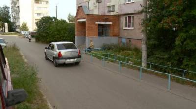 Во дворе на Ново-Казанской проезжая часть прилегает к подъездам - penzainform.ru