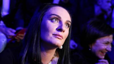 Елена Ваенга - Ваенга с трясущимися руками опозорилась во время шоу - riafan.ru - Москва