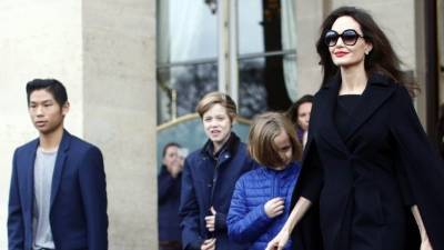 Анджелина Джоли - Брэд Питт - Angelina Jolie - А был ли мальчик? — Дочь Джоли впервые надела юбку после терапии по смене пола - 5-tv.ru