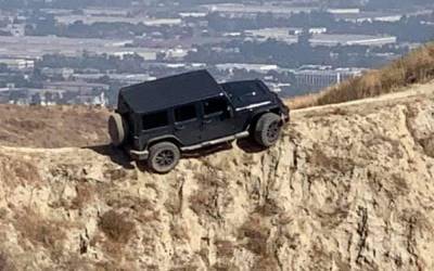 Чем круче джип, тем... Этот Jeep застрял на скале - zr.ru - Лос-Анджелес