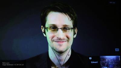 Эдвард Сноуден - Аглая Чайковская - Сноуден не передавал США доходы за книгу - politros.com - Россия - США