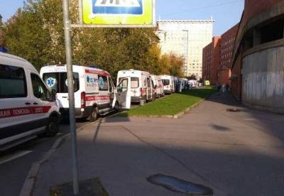 Лев Авербах - У Покровской больницы заметили очередь из машин скорой помощи (фото) - rosbalt.ru - Санкт-Петербург