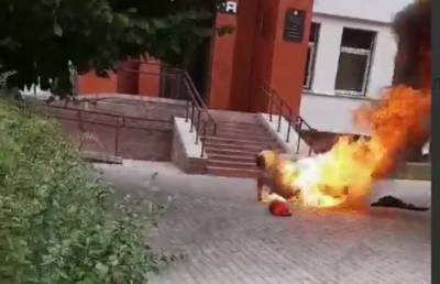 Умер белорус, который поджёг себя перед зданием РОВД - sharij.net - Белоруссия - район Смолевичский