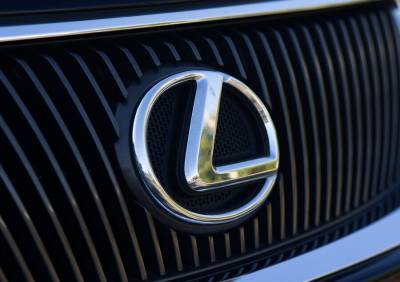 Неизвестный в ТиНАО избил мужчину и похитил Lexus вместе с женой и ребенком - m24.ru - Москва