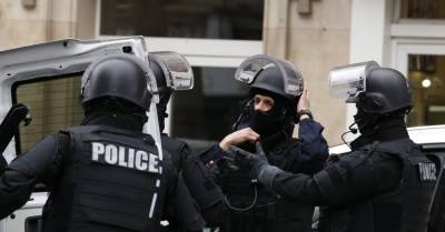Charlie Hebdo - Париж: злоумышленник с мачете напал на людей возле бывшей редакции Charlie Hebdo - rus.delfi.lv - Париж