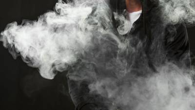 В РФ запретят курить в больницах и местах торговли - gazeta.ru - Россия