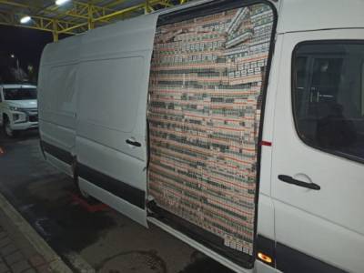 Псевдодипломат хотел провезти в Венгрию целый автобус контрабандных сигарет - golos.ua - Украина - Венгрия
