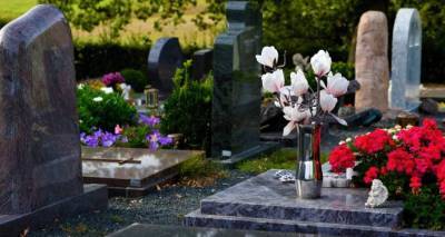 Из Латвии уехали, за могилой не ухаживают: проблема заброшенных мест на кладбищах в Риге - lv.sputniknews.ru - Рига - Латвия