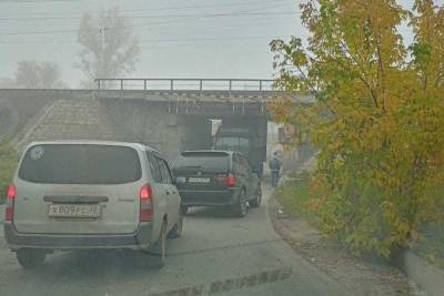 В Новосибирске грузовая Volvo застряла под железнодорожным мостом - novos.mk.ru - Новосибирск - Барнаул