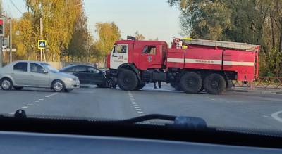 "Какая смелая легковушка": ярославцы сообщили о ДТП с пожарным автомобилем - progorod76.ru - Ярославль