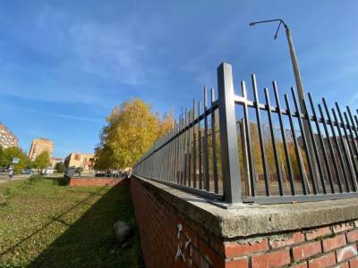 Территорию 14 гимназии начали ограждать забором - gorodglazov.com - Глазов - Удмуртия