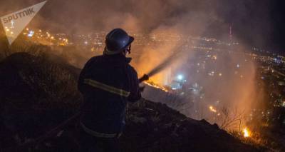 Спасатели продолжают бороться с торфяным дымом в Абовяне – видео - ru.armeniasputnik.am - Армения - Абовян