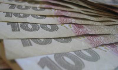Конец эпохи бедности: за месяц средняя зарплата украинцев снизилась на 358 гривен - prm.ua - Украина - Киев - Черновицкая обл.