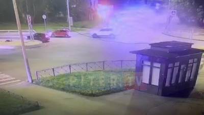 Видео: водитель авто влетел на скорости в велосипедиста в Приморском районе - piter.tv - р-н Приморский