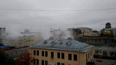 В "Теплосети" рассказали о причинах прорыва трубы с горячей водой в Адмиралтейском районе - piter.tv - Санкт-Петербург
