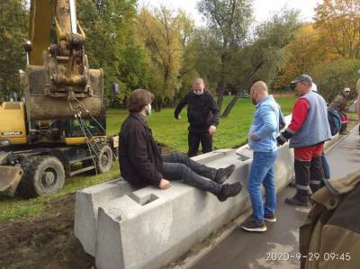 В Кунцево проходят стычки из-за вырубки 400-летних дубов - readovka.news - Москва