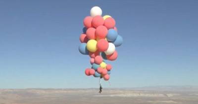 Иллюзионист Дэвид Блейн на воздушных шарах поднялся в небо на 7,5 км - ren.tv - США - шт. Аризона