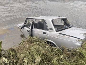В Башкирии оставшийся у обрыва реки автомобиль скатился в воду и уплыл - ufacitynews.ru - Башкирия - район Мечетлинский