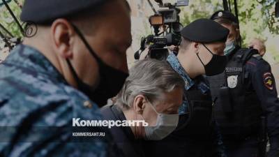 Михаил Ефремов - Сергей Захаров - Ефремов в последнем слове: не знаешь меры в алкоголе — пойдешь на нары - kommersant.ru - Москва