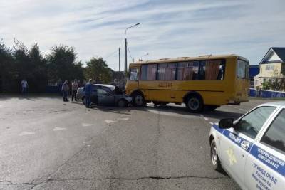 В Чувашии школьный автобус столкнулся с легковушкой, пострадали трое - cheb.mk.ru - респ. Чувашия - район Моргаушский