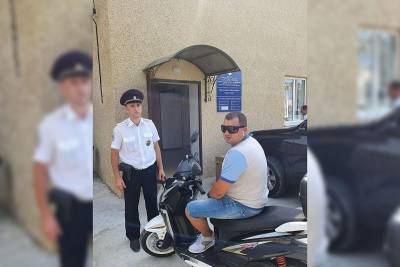 В Анапе полицейские установили личность водителя скутера, проехавшего по тротуару возле пляжа - kubnews.ru - Анапа