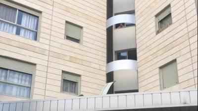 Житель Ришон ле-Циона упал с пятого этажа на козырек здания и разбился - vesty.co.il - Израиль - Ришон