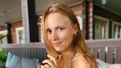 Анна Кошмал - Евгения Ковалева - Звезда «Сватов» в бикини порезвилась с подругами в море - 5-tv.ru - Одесса