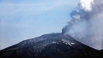 На Курилах вулкан Эбеко выбросил столб пепла на высоту 3,5 км - gazeta.ru - Сахалинская обл. - Северо-Курильск