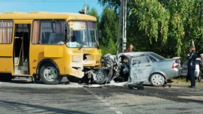 Ребенок и взрослый погибли в аварии со школьным автобусом в Чувашии. Видео - vesti.ru - респ. Чувашия - район Моргаушский